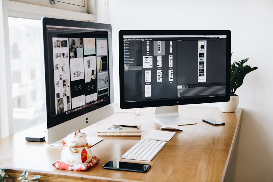 Un espace de travail de design bien organisé avec deux écrans et un logiciel de design affiché.