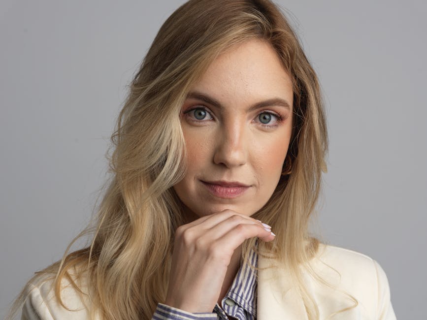 Portrait rapproché d’une femme blonde portant un blazer, évoquant le professionnalisme.